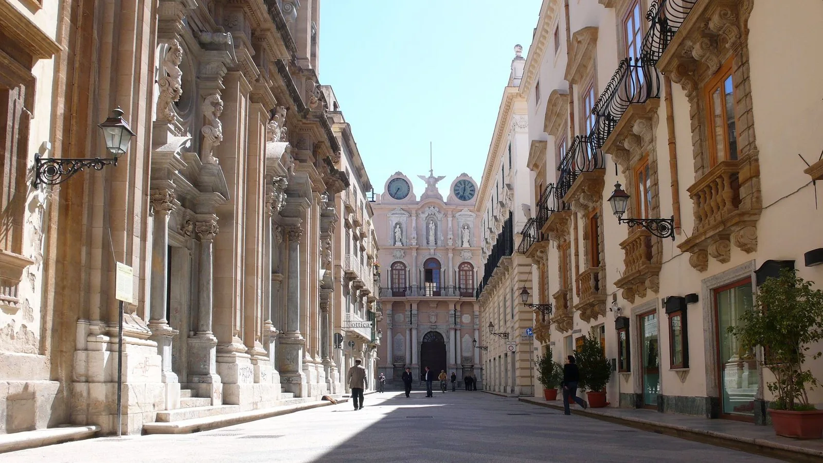 Corso Vittorio Emanuele a Trapani con palazzi barocchi e il Palazzo Senatorio sullo sfondo