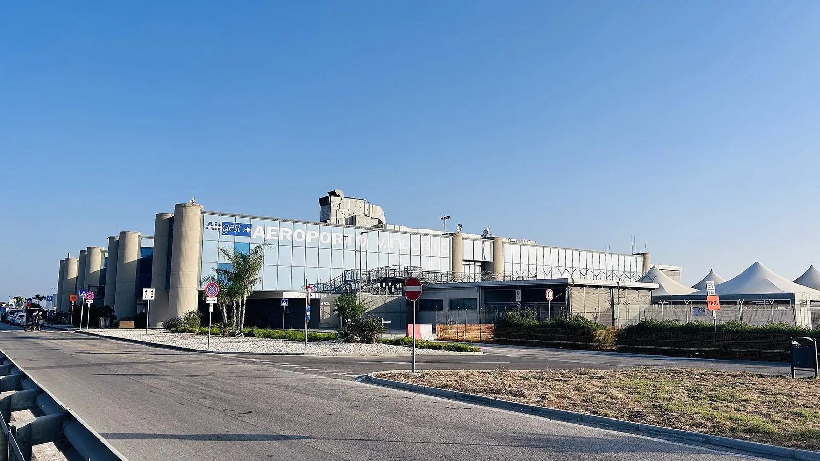 Terminal dell'aeroporto di Trapani-Birgi sotto un cielo azzurro