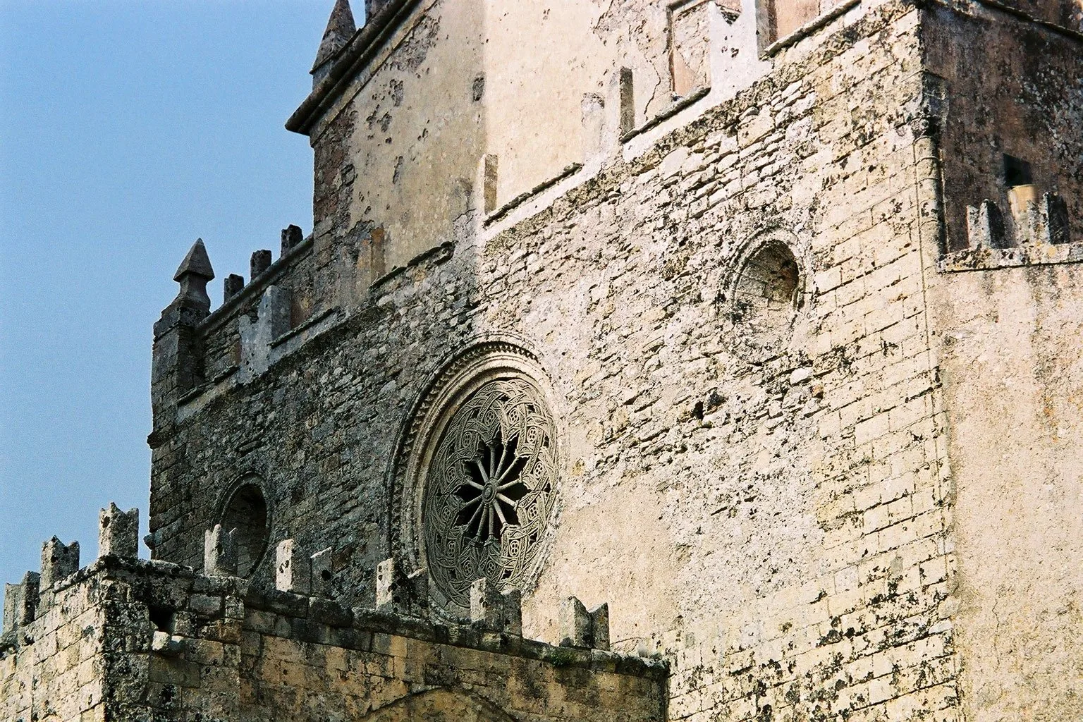 Facciata gotica della Chiesa Madre di Erice con il grande rosone e i merli