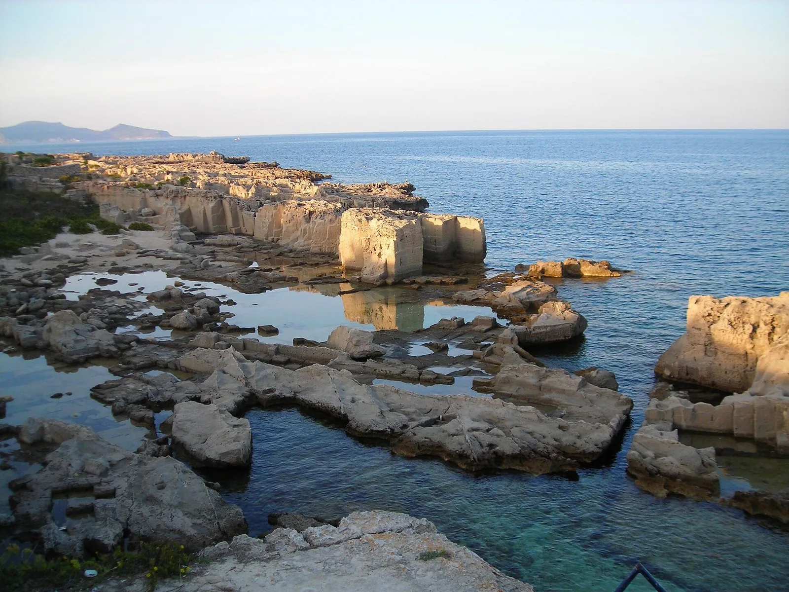 Le antiche cave di tufo a picco sul mare a Cala Rossa, Favignana