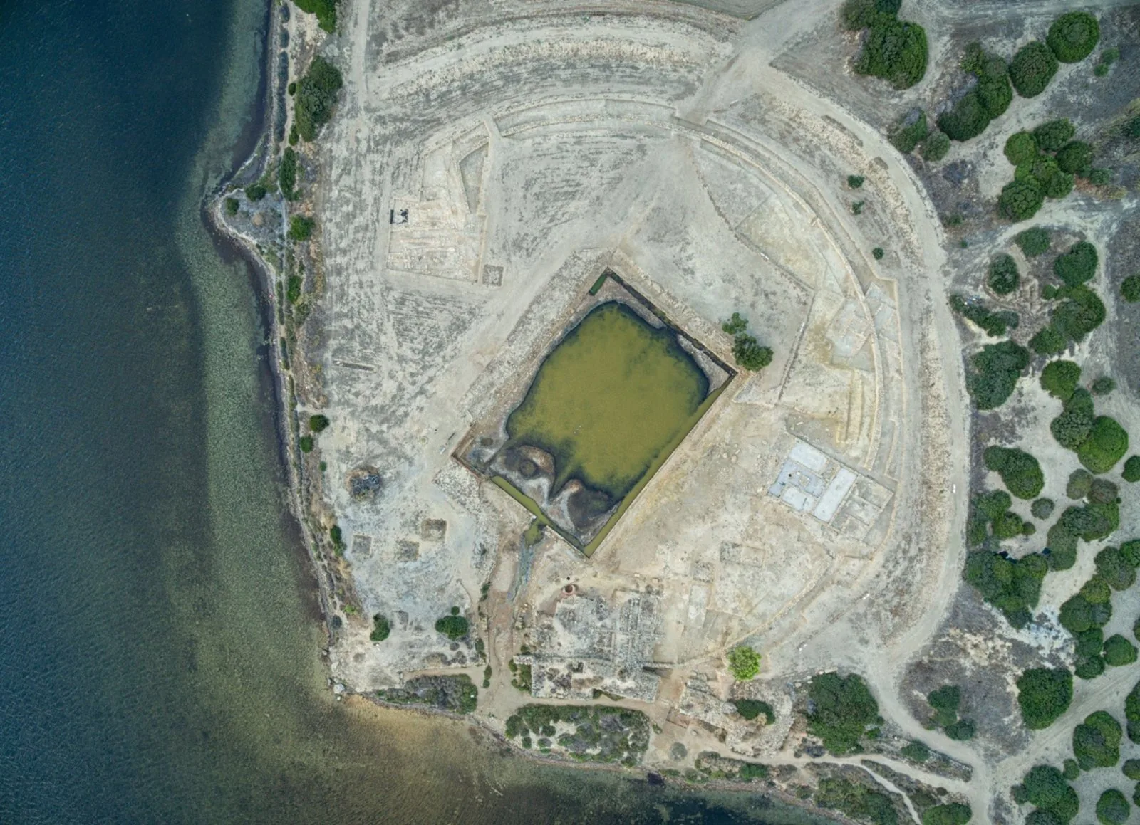 Veduta aerea dell'isola di Mozia con il kothon fenicio e le acque della laguna dello Stagnone