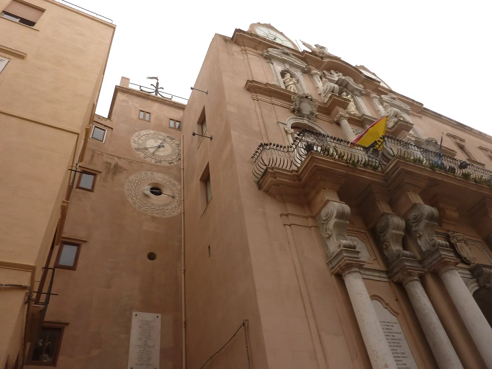 Quadranti della Torre dell'Orologio accanto alla facciata del Palazzo Senatorio a Trapani