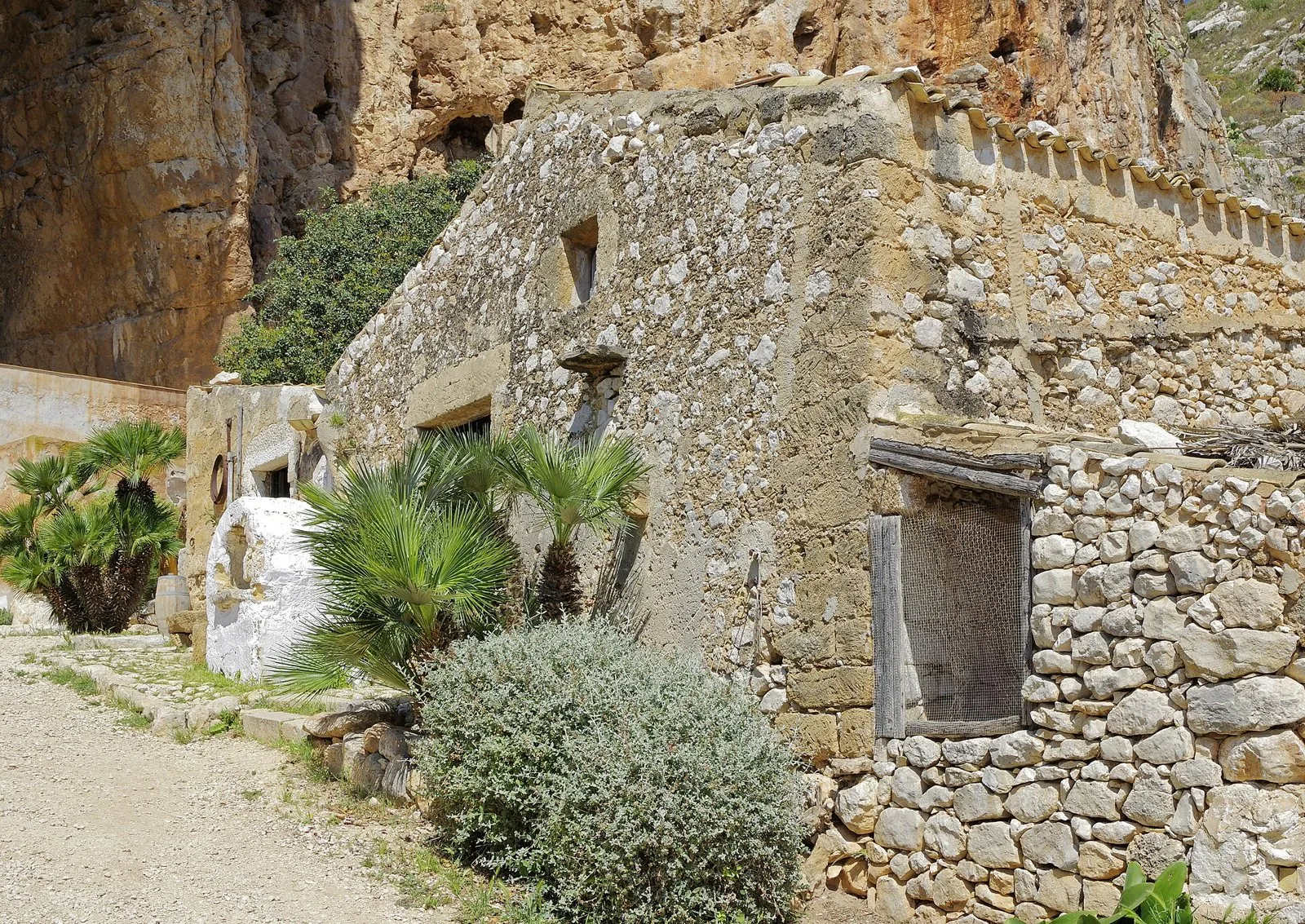 Case in pietra del borgo all'interno della Grotta Mangiapane a Scurati, Custonaci