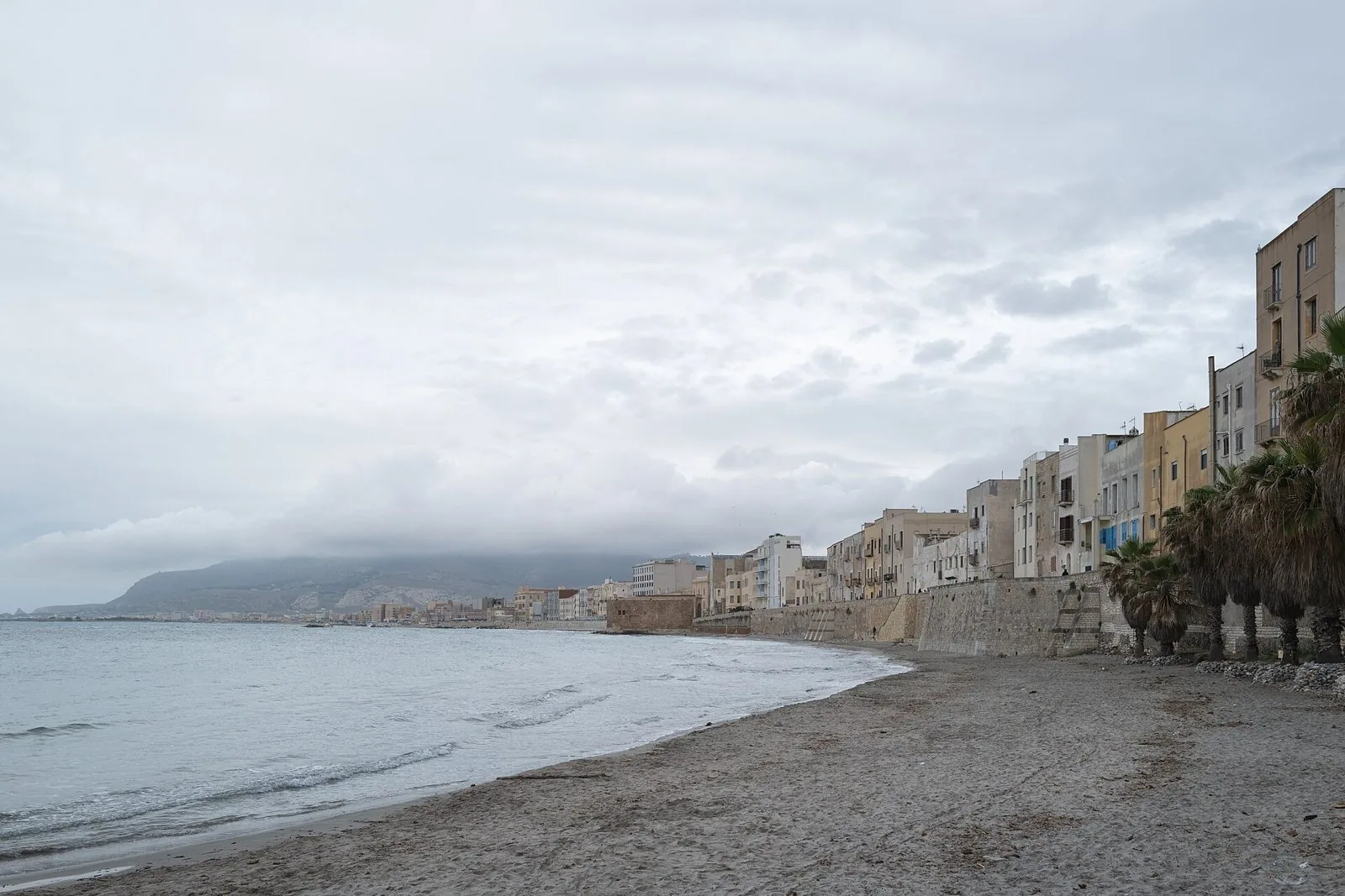 Spiaggia sotto le Mura di Tramontana a Trapani con le case affacciate sul mare