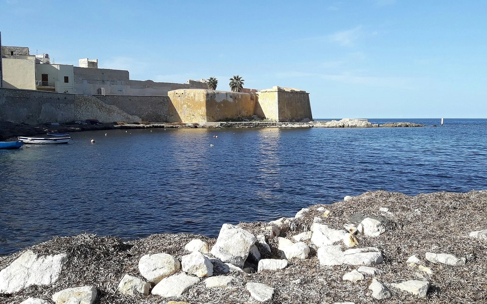 Il Bastione Conca e le mura di Trapani affacciate sul mare